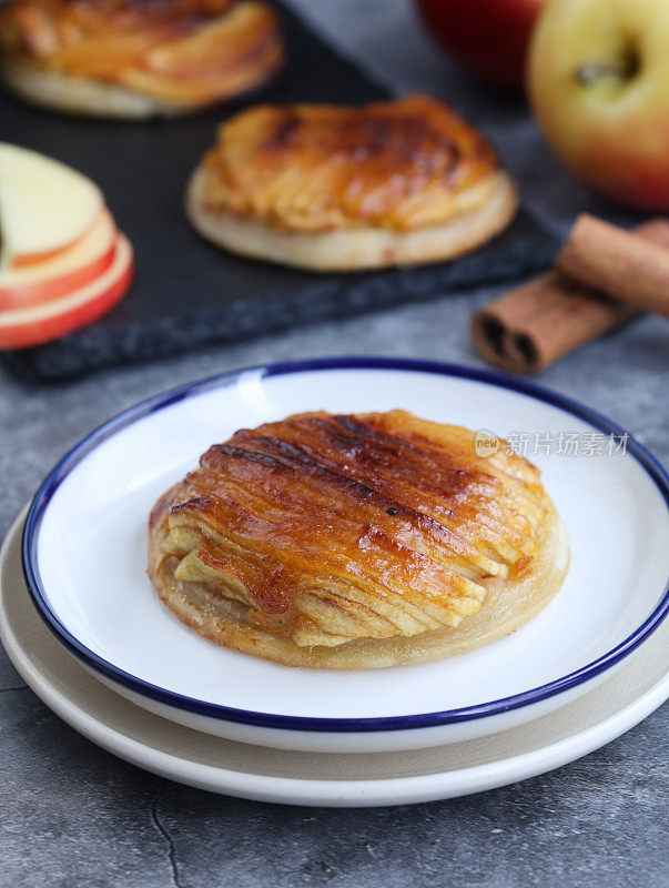 一盘经典的传统迷你法式苹果挞(tarte fine aux pommes)和切好的水果